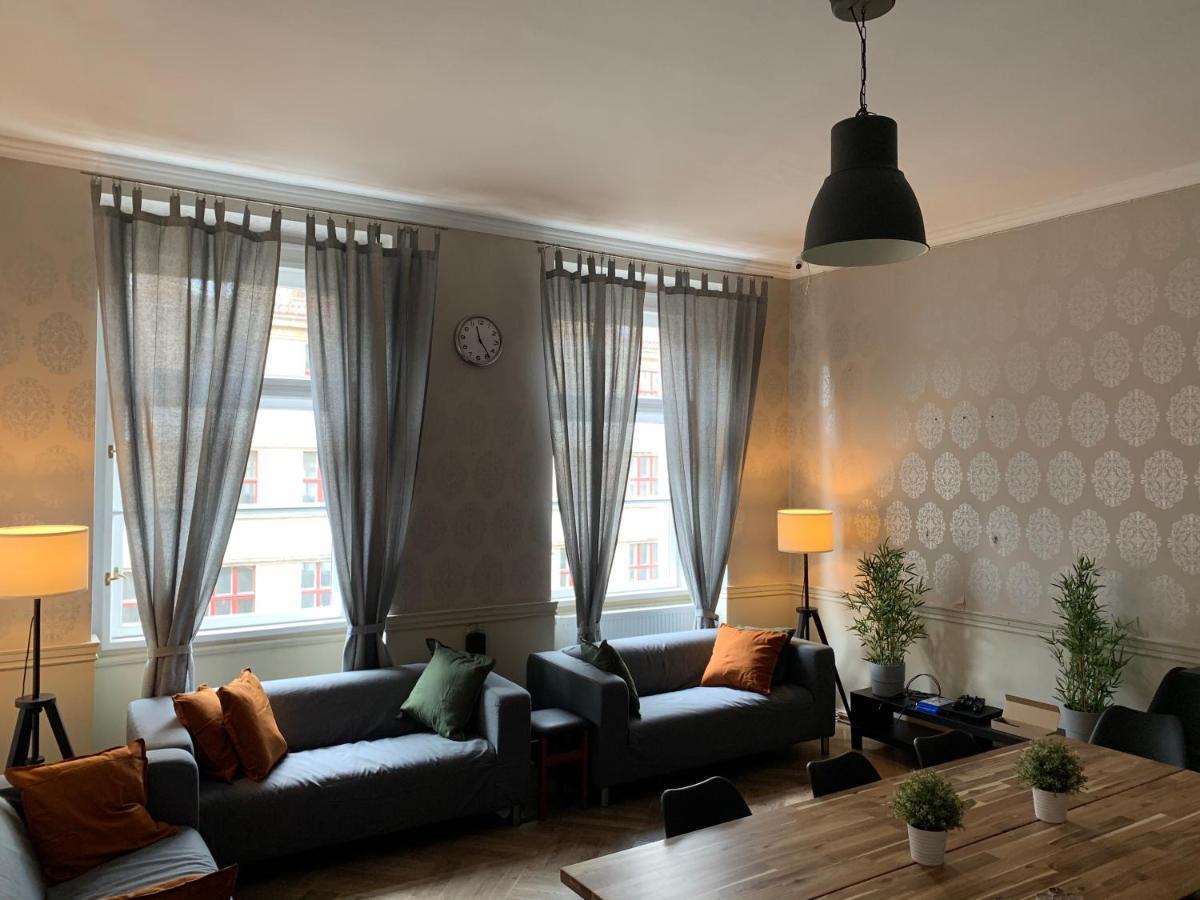 Onefam Old Town Hostel Praha Bagian luar foto